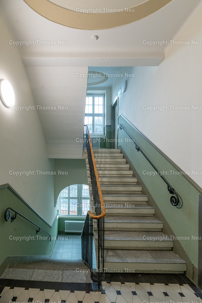 Liebfrauenschule_Landrat_Fotografie-Thomas-Neu-42 | Bensheim, Liebfrauenschule, Landrat Christian Engelhardt  Landrat Engelhardt, um die durch das Kommunalinvestitionsprogramm II - KIP macht Schule geförderten und renovierten Räumlichkeiten im Altes Schulhaus der LFS offiziell zu übergeben.,Bild: Thomas Neu