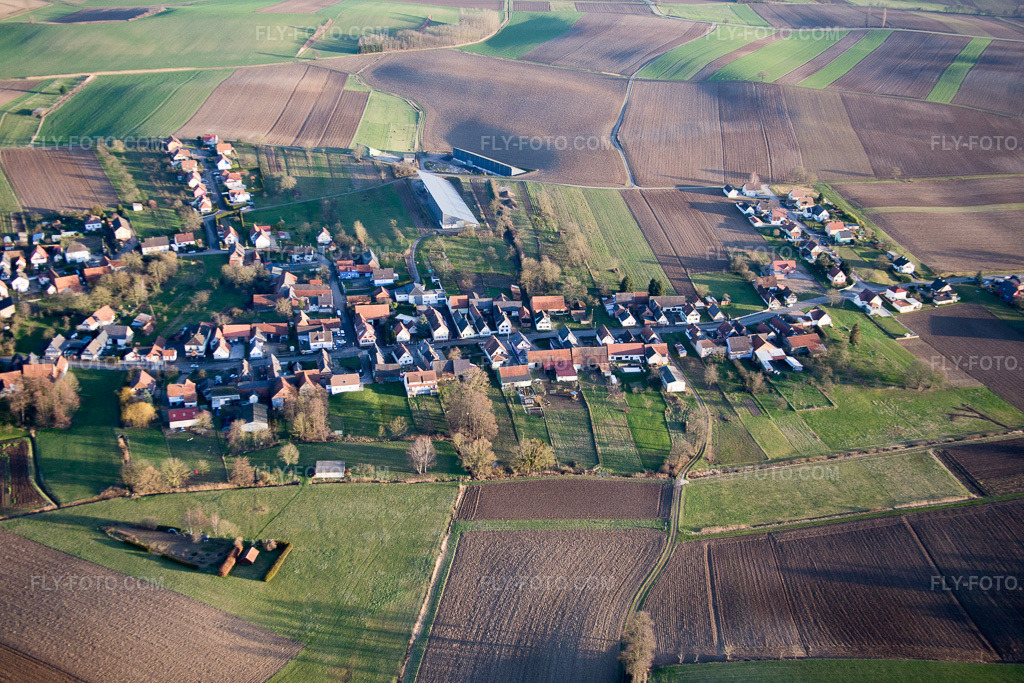 Aerial view: View of the town in Siegen in the state Bas-Rhin, France.Photo: IMG_086014.jpg taken on 02/06/2016 by Werner Riehm/FLY-FOTO.comResolution of the original: 5472 x 3648 px