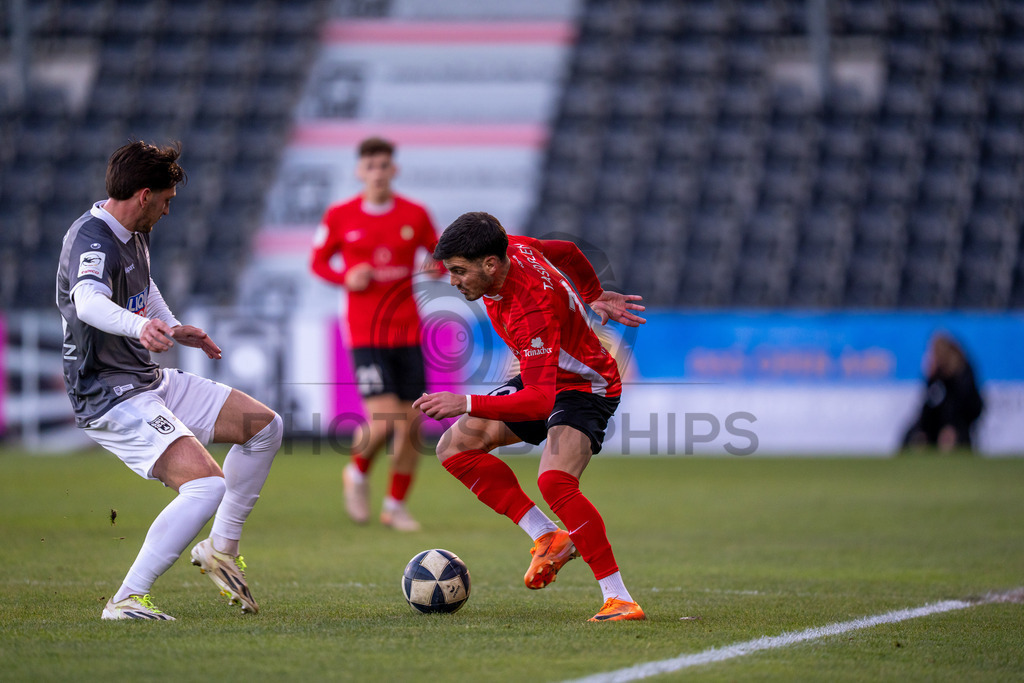 SG Sonnenhof Grossaspach vs. SSV Ulm 1846 Fussball, Fussball, WFV-Pokal, Viertelfinale, 01.04.2026 | Mert Tasdelen (SG Sonnenhof Grossaspach, #10) geht ins Dribbling gegen Jonathan Meier (SSV Ulm 1846 Fussball, #19),SG Sonnenhof Grossaspach vs. SSV Ulm 1846 Fussball, Fussball, WFV-Pokal, Viertelfinale, 01.04.2026