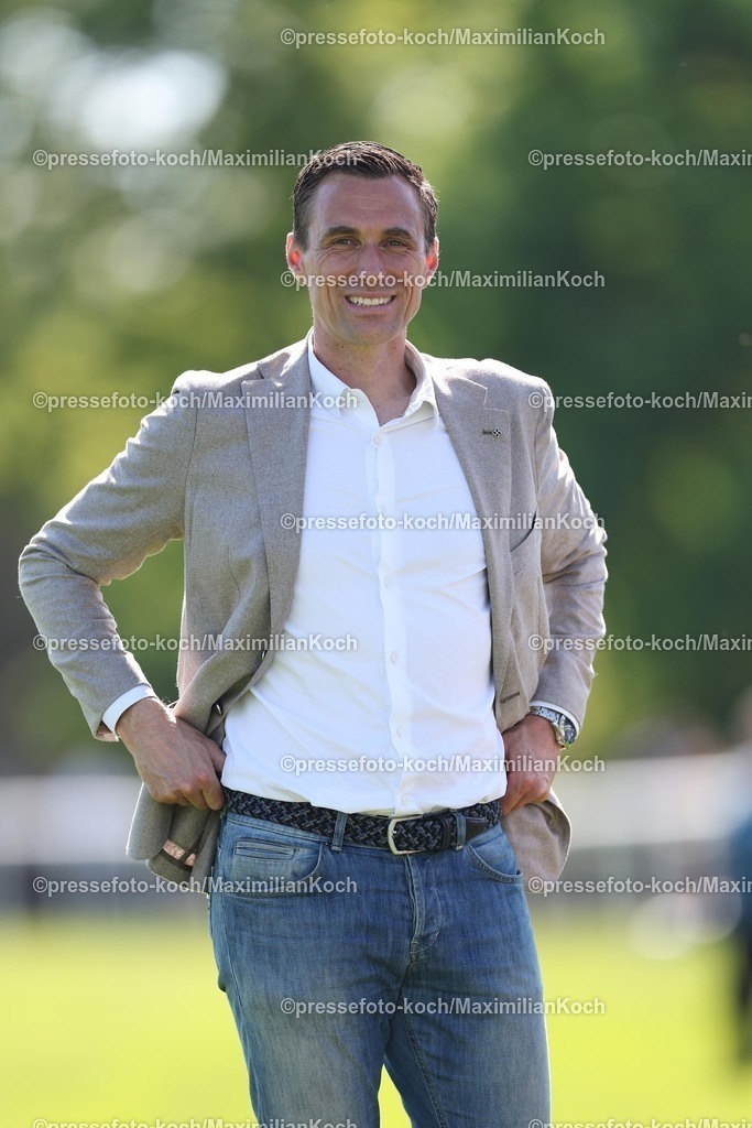 HanMX01052588046 | 01.05.2025, Fußball, Hannover 96 Renntag, Die Fußballprofis von Hannover96 zu Gast auf der Pferderennbahn Neue Bult. Im Bild Marcus Mann (Geschäftsführer Geschäftsführung Hannover 96) Mimik lachend gut gelaunt zufrieden lächelnd, lacht