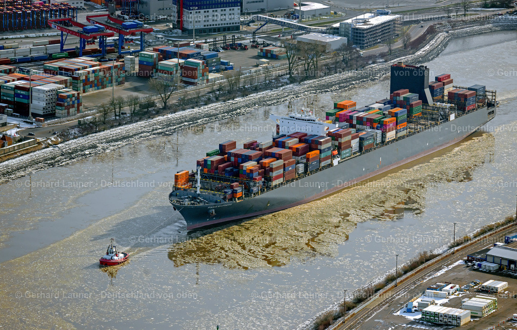 4044657 | HAMBURG 14.02.2021 Containerschiff " PARIS EXPRESS " (Imo: 9447902) mit Schlepper im Hafen im Ortsteil Steinwerder in Hamburg, Deutschland. Weiterführende Informationen bei: Hamburger Hafen und Logistik Aktiengesellschaft. // Container ship " PARIS EXPRESS " in the port in the district Steinwerder in Hamburg, Germany. Further information at: Hamburger Hafen und Logistik Aktiengesellschaft. Foto: Gerhard Launer
