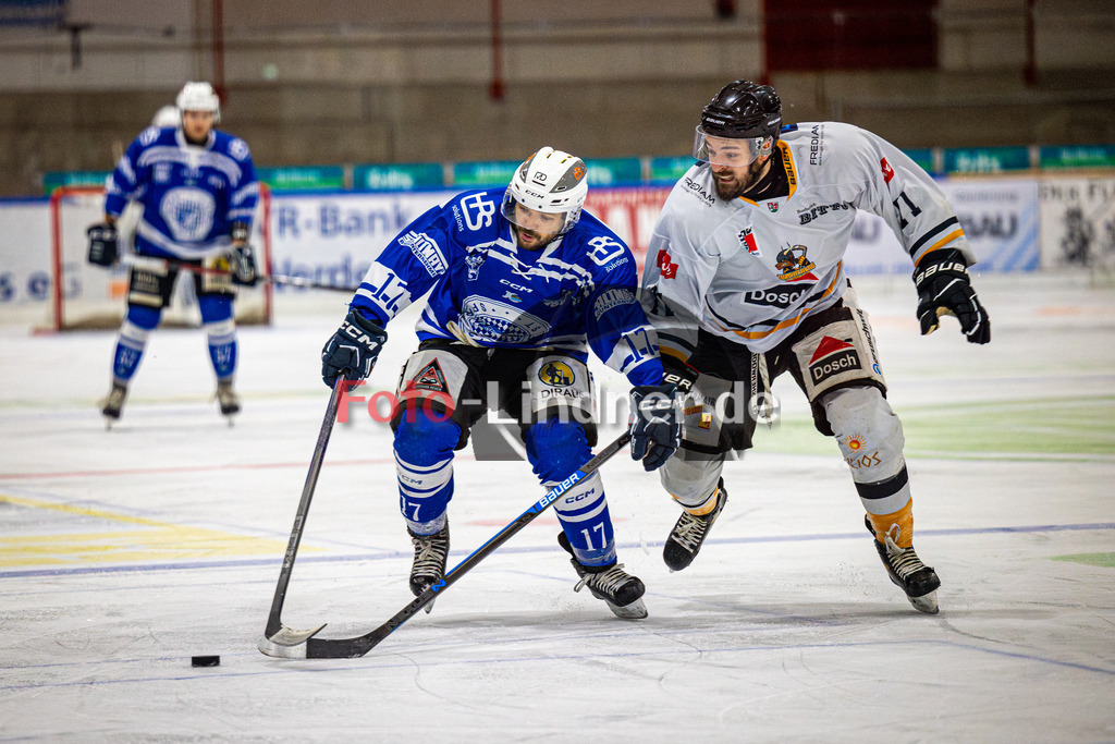 SC Forst NATURE BOYS gegen WANDERERS Germering | Eishockey Landesliaga Herren Gruppe A 2024/2025, SC Forst NATURE BOYS gegen WANDERERS Germering, 20241025,Zweikampf Marco MOOSLECHNER (Nature Boyz 17) und 71 Thomas KÖPPL (WANDERERS 71),2024-10-25 in Peißenberg (Eisstadion Peißenberg), Marco MOOSLECHNER (Nature Boyz 17), 71 Thomas KÖPPL (WANDERERS 71)Copyright: WolfgangxLindner www.foto-lindner.de