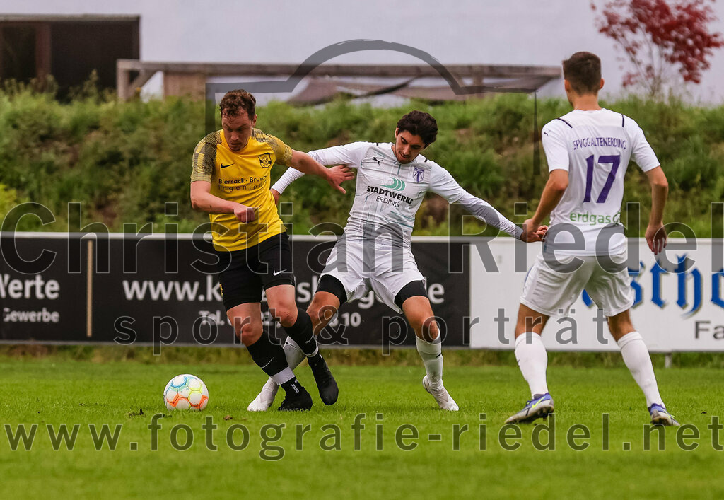 2023-08-09_074_FC_Moosinning_II_gegen_SpVgg_Altenerding | Moosinning, Deutschland, 09.08.2023:
Fußball, Kreisliga 2023 / 2024, 3. Spieltag, FC Moosinning II gegen SpVgg Altenerding, Endergebnis: 1:1

Alexander Hofmeister (FC Moosinning, #11), Pedro Flores (SpVgg Altenerding, #6)

Foto: Christian Riedel / fotografie-riedel.net