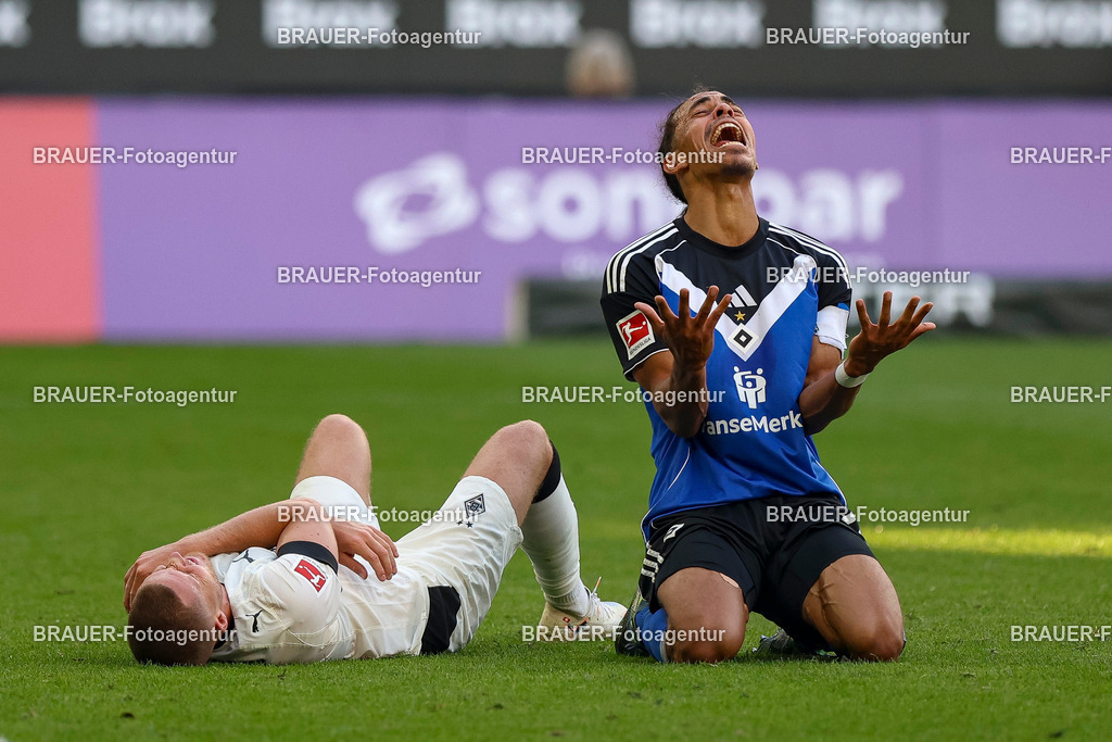 Borussia Mönchengladbach vs Hamburger SV - Bundesliga  | Mönchengladbach, Deutschland, 24.08.25:   Nico Elvedi (Borussia Mönchengladbach) liegt verletzt am Boden und Yussuf Poulsen (Hamburger SV) ist enttäuscht waehrend des Spiels der Bundesliga zwischen Borussia Mönchengladbach vs Hamburger SV im Stadion im Borussia Park(Foto von Brauer-Fotoagentur / Adrian Schlueter)