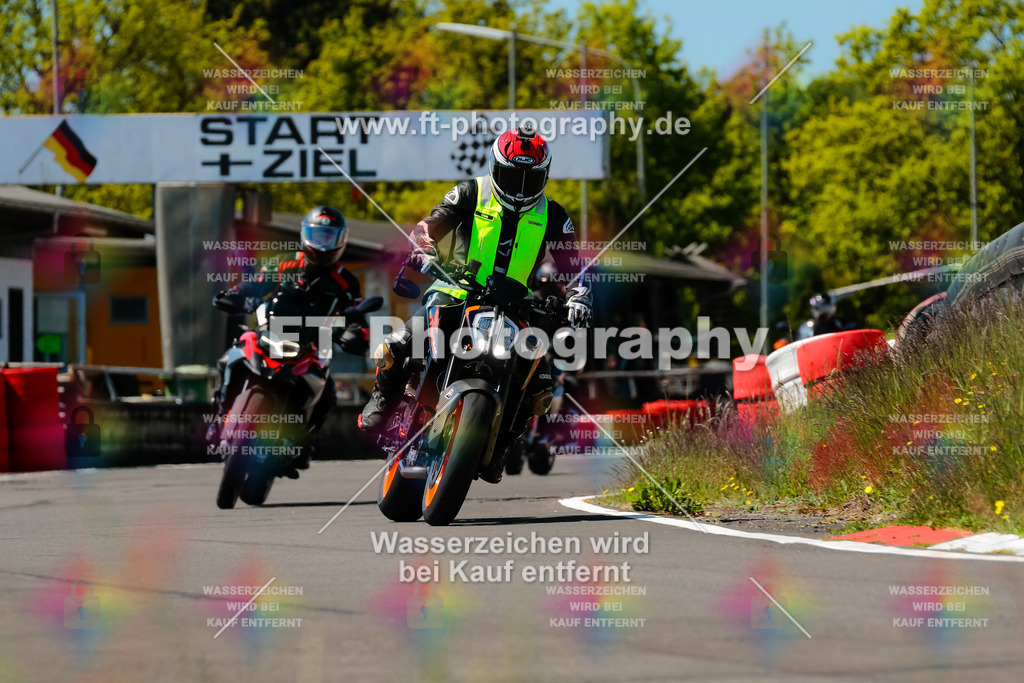 Moto-TeamOBK-22035 | Hier findet Ihr Bilder von Touristenfahrten auf der Nürburgring Nordschleife oder von anderen Veranstaltungen die ich besucht habe. Viel Spass beim Durch Schauen 