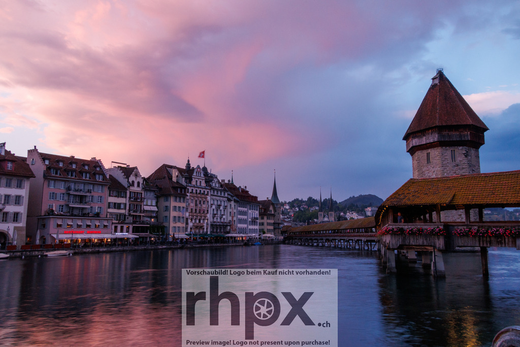 Kapellbrücke im Abendlicht | Stimmungsvolle Fotokunst aus Luzern. Erlebe den Pilatus, den See und die Stadt Luzern in exklusiven Aufnahmen in der Fotogalerie & Shop. - Realisiert mit Pictrs.com