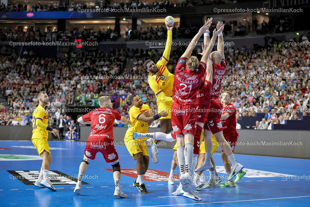 KoeEHF09062402002 | 09.06.2024, Köln, Handball, TruckScout24 EHF FINAL4, Machineseeker Champions League Men, Lanxess-Arena, Finale, Aalborg Handbold - FC Barcelona: Dika Mem (FC Barcelona) wirft den Ball über die Abwehr von Henrik Mollgaard (Aalborg Handbold) und Simon Hald (Aalborg Handbold)