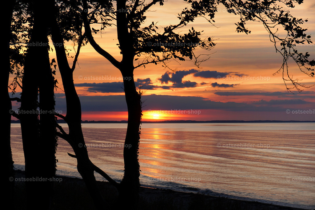 Ostseeblick bei Sonnenuntergang | Das Bild zeigt die abendliche Lübecker Bucht mit der gegenüber liegenden Küste Ostholsteins bei Windstille und Sonnenuntergang.