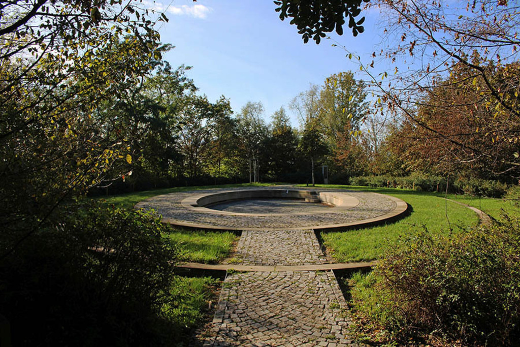 Foto: Leipzig - Etzoldsche Sandgrube - Park und Gedenkort | Das Team hinter BILDLEXIKON LEIPZIG bündelt historische wie aktuelle Informationen über die Stadt Leipzig in Text und Bild auf einer Plattform und stellt diese der interessierten Öffentlichkeit zur Verfügung.