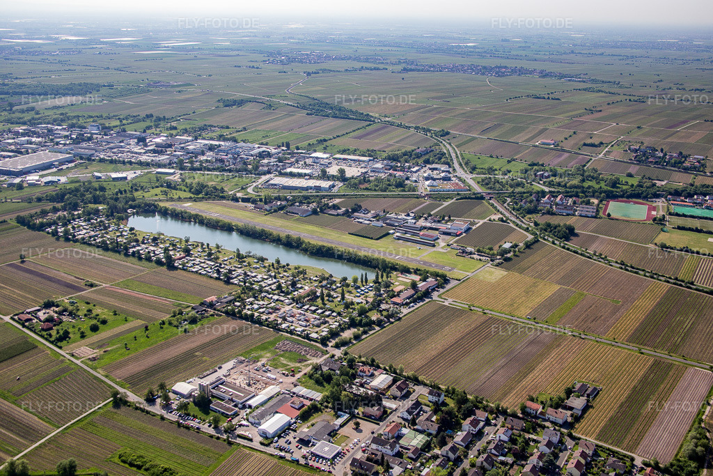 Luftbild: Camping Almensee am Flugplatz im Ortsteil Ungstein in Bad Dürkheim im Bundesland Rheinland-Pfalz in Deutschland. Foto: IMG_078719.jpg vom 13.05.2015 durch Werner Riehm/FLY-FOTO.de
