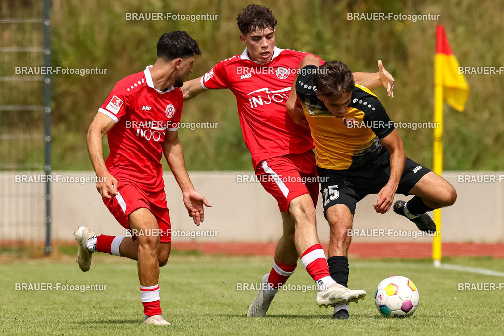 1_SVSKFC_20250726_0441.JPG -  - SV Schermbeck - KFC Uerdingen  - Testspiel | Schermbeck, Deutschland, 26.07.25: Eren Özat (SV Schermbeck), Sergen Yüksedag (SV Schermbeck) und Maximilian Dimitrijevski (KFC Uerdingen) im Kampf um den Ball während des Testspiel Spiels zwischen SV Schermbeck - KFC Uerdingen  in der Volksbank Arena am 26. July 2025 in Schermbeck, Deutschland. (Foto von Stefan Brauer/Brauer-Fotoagentur)