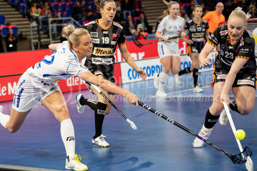 Piranha Chur vs Kloten-Dietlikon Jets - 23. April 2022 | Piranha Chur vs Kloten-Dietlikon Jets
Stimo Arena, Kloten
#22 Iza Rydfjäll (Kloten-Dietlikon Jets) gegen #23 Martina Repková (Piranha Chur) und #19 Julia Suter (Piranha Chur).
Bild: Sportfotografie Markus Aeschimann | www.markus-aeschimann.ch - Realisiert mit Pictrs.com