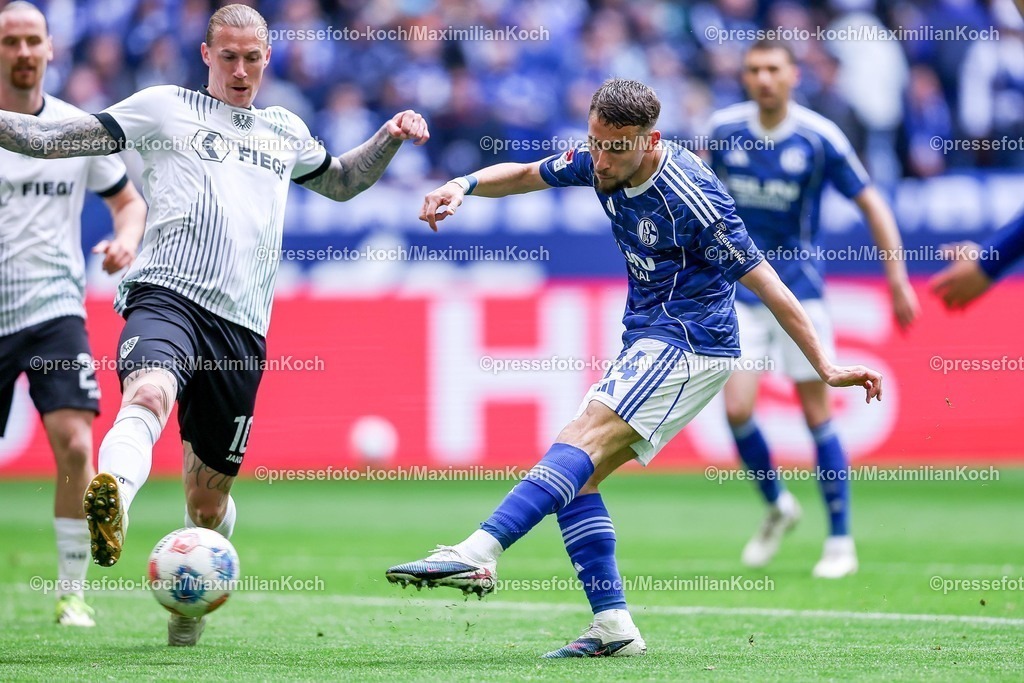 S0419042601028 | 19.04.2026, Fußball, FC Schalke 04 - SC Preußen Münster, 30. Spieltag, 2. Fußball Bundesliga, Veltins-Arena Gelsenkirchen, Saison 2025 2026: Torschuss Treffer Schuss  Tor zum 3:0 durch Torschütze Adil Aouchiche&nbsp;(Schalke04 #24)  zusammen mit   DFB regulations prohibit any use of photographs as image sequences and or quasi-video.