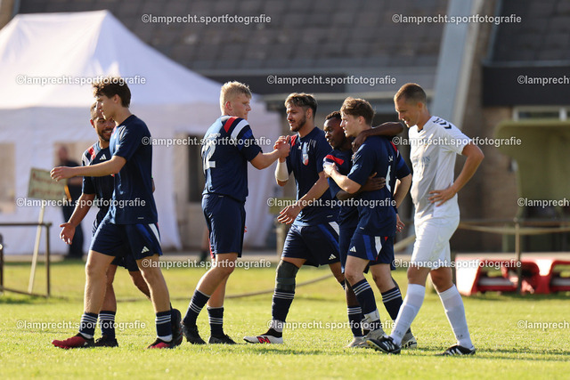 Fußball I Herren I Saison 2025-2026 I Kreisklasse A Süd-Ost I 6. Spieltag I SG Scharbeutz-Pönitz - VfL Bad Schwartau I 13.09.2025.076 | v.l. Louis Jamal Wellendorf (44, SG Scharbeutz/Pönitz), Clemens Emil Pal (25, SG Scharbeutz/Pönitz), Phillip Jäger (22, SG Scharbeutz/Pönitz), Tibor Poczo (23, SG Scharbeutz/Pönitz), Calisto Muskwe (39, SG Scharbeutz/Pönitz), Janic Rist (6, SG Scharbeutz/Pönitz) - Realisiert mit Pictrs.com