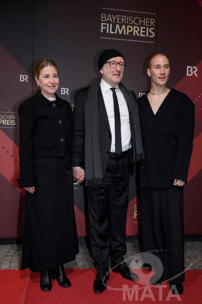 _DWI5464 | Christina Scholz, Rainer Bock und Moritz Bock bei der Verleihung des 47. Bayerischen Filmpreises 2026  im Prinzregententheater. München, Deutschland. Der Bayerische Filmpreis wird seit 1979 von der Bayerischen Staatsregierung verliehen, um die Bedeutung des Kinofilms als Kulturgut herauszustellen - Realisiert mit Pictrs.com