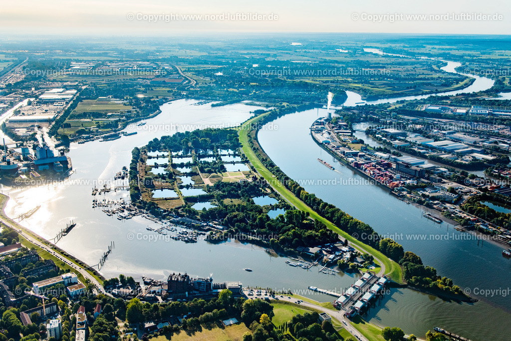 Hamburg_Kaltehofe_Elbinsel_ELS_3653220922 | HAMBURG 22.09.2022 Industrie- Denkmal der stillgelegten technischen Anlagen und Produktionshallen des Geländes der "Wasserkunst Elbinsel Kaltehofe" an derk Billwerder Bucht an der Straße Kaltehofe-Hauptdeich in Hamburg, Deutschland. Weiterführende Informationen bei: HPA Hamburg Port Authority,  Stiftung Wasserkunst Elbinsel Kaltehofe. // Industrial monument of the technical plants and production halls of the premises of "Wasserkunst Elbinsel Kaltehofe" at the barrage Billwerder Bucht on street Kaltehofe-Hauptdeich in Hamburg, Germany. Further information at: HPA Hamburg Port Authority,  Stiftung Wasserkunst Elbinsel Kaltehofe. Foto: Martin Elsen