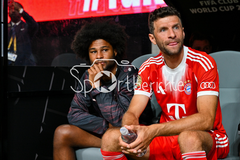 Paris Saint Germain - FC Bayern München | im Bild Thomas MUELLER (FC Bayern Muenchen 25) zu Spielbeginn auf der Bank / Einzelfoto / Freisteller / FIFA Club World Cup: Paris Saint Germain - FC Bayern Muenchen, Mercedes Benz Stadium am 05.07.2025 / NOT FOR SALE IN USA / Serge GNABRY (FC Bayern Muenchen 7)