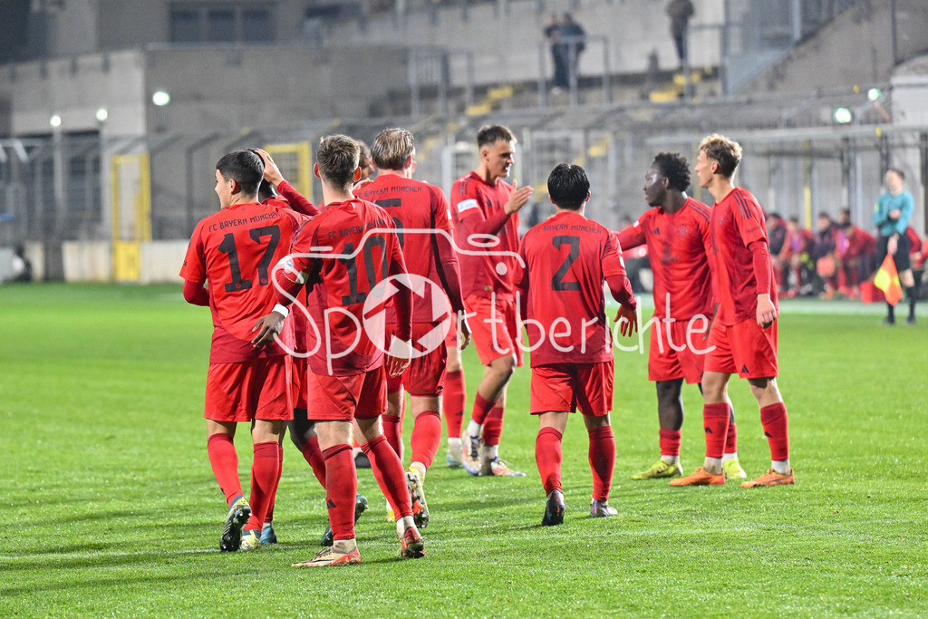 FC Bayern Amateure - SpVgg Greuther Fürth II | Jubel nach dem Treffer zum 4-0 druch Michael SCOTT (FC Bayern München II #19) / Freude / happy / Tor / torschuezte / Regionalliga Bayern: FC Bayern Muenchen II - SpVgg Greuther Fuerth II, Gruenwalder Stadion am am 29.10.2024