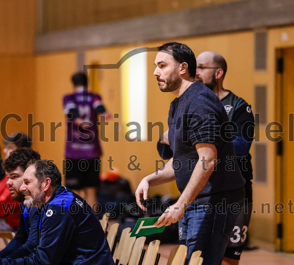2024-03-23_074_SpVgg_Altenerding_II_gegen_ASV_Dachau_III | Erding, Deutschland, 23.03.2024:
Handball, Bezirksklasse Männer Staffel Süd West 2023 / 2024, 14. Spieltag, SpVgg Altenerding II gegen ASV Dachau III, Endergebnis: 24:32

Trainer Mario Putnik (ASV Dachau)

Foto: Christian Riedel / fotografie-riedel.net