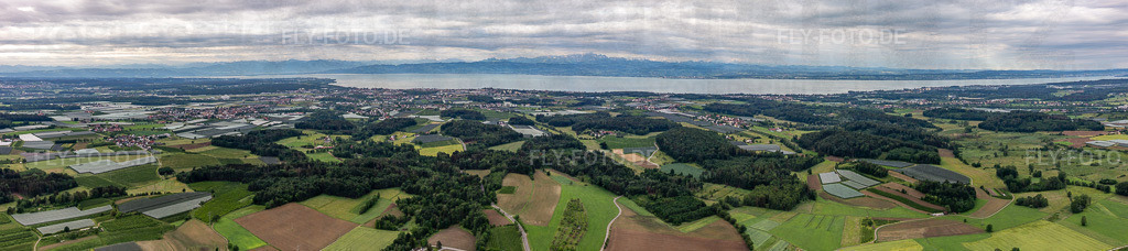 Bodenseepanorama von Immenstaad über Friedrichshafen bis Langenargen https://www.friedrichshafen.de/ | Luftbild: Bodenseepanorama von Immenstaad über Friedrichshafen bis Langenargen https://www.friedrichshafen.de/ in Friedrichshafen im Bundesland Baden-Württemberg in Deutschland. Foto: IMG_131979-Pano.jpg vom 26.05.2022 durch ©2025 Werner Riehm fly-foto.de/copyright - Realisiert mit Pictrs.com