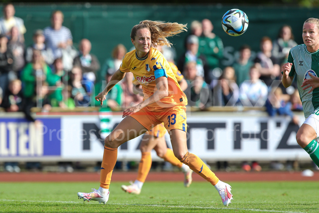 Fussball, Google Pixel Frauen-Bundesliga, SV Werder Bremen - TSG 1899 Hoffenheim | v.li.: Fabienne Dongus (TSG 1899 Hoffenheim, 33) am Ball, Einzelbild, Ganzkörper, Aktion, Action, Spielszene, DIE DFB-RICHTLINIEN UNTERSAGEN JEGLICHE NUTZUNG VON FOTOS ALS SEQUENZBILDER UND/ODER VIDEOÄHNLICHE FOTOSTRECKEN. DFB REGULATIONS PROHIBIT ANY USE OF PHOTOGRAPHS AS IMAGE SEQUENCES AND/OR QUASI-VIDEO.