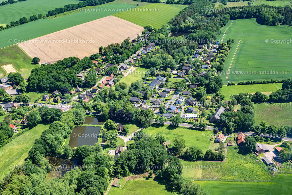 Issendorf_ELS_7400030622 | HARSEFELD 03.06.2022 Ortsansicht der Straßen und Häuser der Wohngebiete Innsendorf bei Harsefeld im Bundesland Niedersachsen, Deutschland. // Town View of the streets and houses of the residential areas in Harsefeld in the state Lower Saxony, Germany. Foto: Martin Elsen