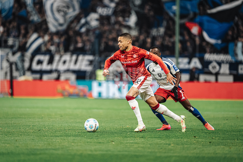 Fußball | Männer | Saison 2024/2025 | 2. Fußball-Bundesliga | 23. Spieltag | Hamburger SV vs. 1. FC Kaiserslautern | 21.02.2025 | Jan Gyamerah (#32, 1. FC Kaiserslautern) am Ball