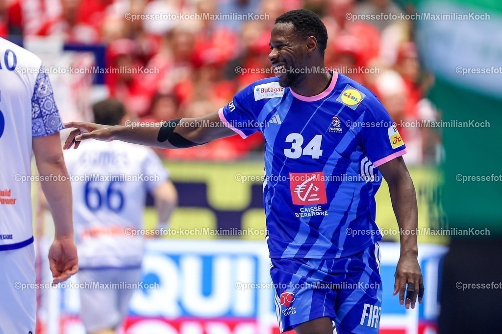 EHF24012601096 | 24.01.2026, Handball, Men's EHF EURO 2026, Frankreich - Portugal, Jyske Bank Boxen in Herning, Dänemark, Main Round:  Karl Konan (France #34) lachend jubelnd