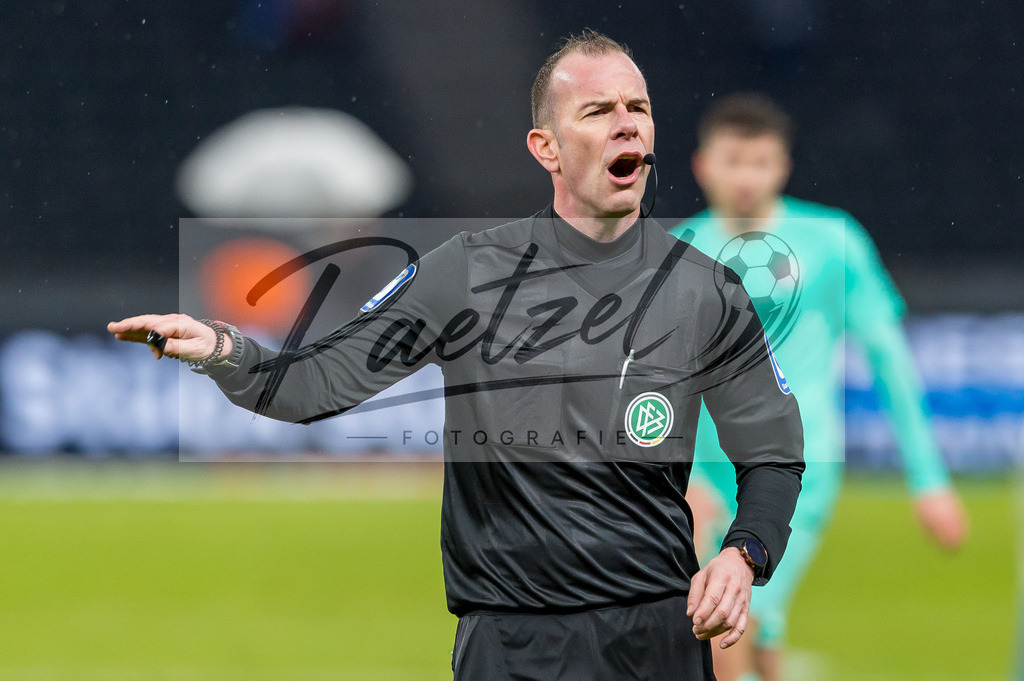 HERBOC20220204_299 | Fussball, Herren: Schiedsrichter Marco Fritz gestikuliert, Gestik bei dem Spiel der 1. Bundesliga zwischen Hertha BSC und VfL Bochum im Olypiastadion am 04.02.2022 in Berlin, Deutschland.DFB / DFL REGULATIONS PROHIBIT ANY USE OF PHOTOGRAPHS AS IMAGE SEQUENCES AND/OR QUASI-VIDEO. - Realisiert mit Pictrs.com
