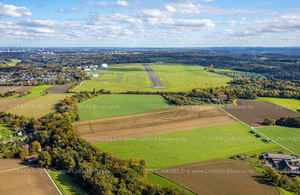 Essen251003523Mitte | Luftbild, Flugplatz Essen/Mülheim, Startbahn und Landebahn mit Zeppelinhalle Luftschiffhangar Mülheim, blauer Himmel mit Wolken, Holthausen - Südost, Mülheim an der Ruhr, Ruhrgebiet, Nordrhein-Westfalen, Deutschland