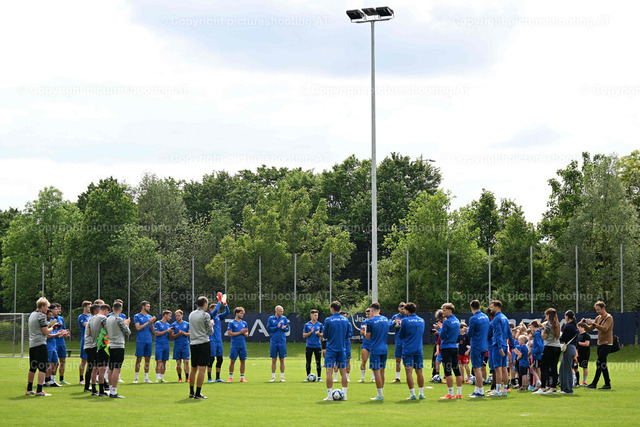mikovits-20240507-0034 | Image shows an overview of players of FC Blau-Weiss Linz with children, PK LASK, Sport, Bundesliga, Fußball /Foto: Albert Mikovits Datum 20240507