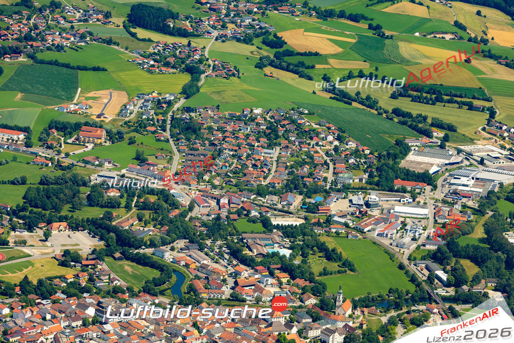 Das Luftbild der Stadt Bad Kötzting wurde 2022 vom Flugzeug heraus erstellt (keine Drohnen-Aufnahmen) Aufnahmehöhe ca.450 Meter- hohe Bildauflösung und Druck-Qualität. Garantiert!
