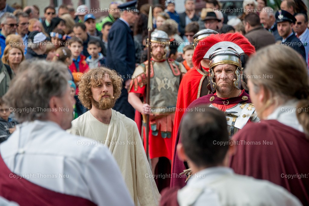 Passionspiel5 | Karfreitagsprozession der italienischen Gemeinde in der Bensheimer Innenstadt, Jesusdarsteller ist Julian Laux, Bild: Thomas Neu
