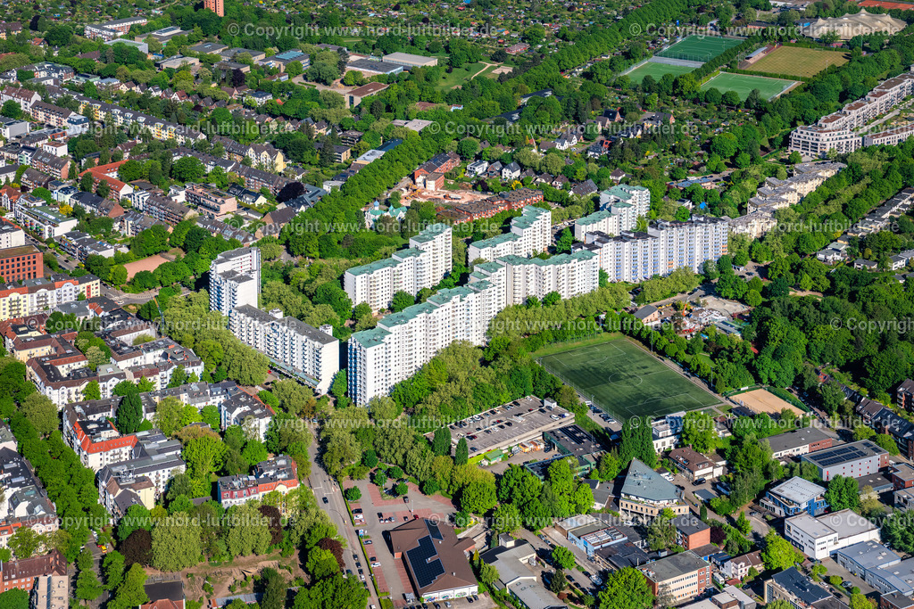 Hamburg_Lenzsiedlung_Lenzweg_ELS_3226090525 | HAMBURG 09.05.2025 Hochhäuser im Wohngebiet einer industriell gefertigten Plattenbau- Siedlung Lenzsiedlung am Lenzweg im Ortsteil Stellingen in Hamburg, Deutschland. // Skyscrapers in the residential area of industrially manufactured settlement Lenzsiedlung on Lenzweg in the district Stellingen in Hamburg, Germany. Foto: Martin Elsen