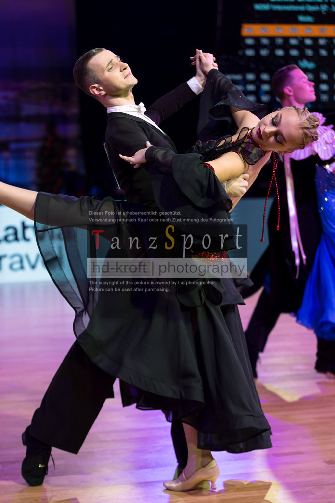 20241215_WDSF_Int_Open_Std-Riga-8635 | Tanzsportbilder, Standardtanz, Lateintanz, WDSF, DTV, LTVB, dancecomp, goc, hessen tanzt, blaues band der spree, walzer, tango, wiener walzer, slowfox, quickstepp, samba, rumba, cha-cha-cha, paso doble. jive, hd-kroft photography, turniertanzsport