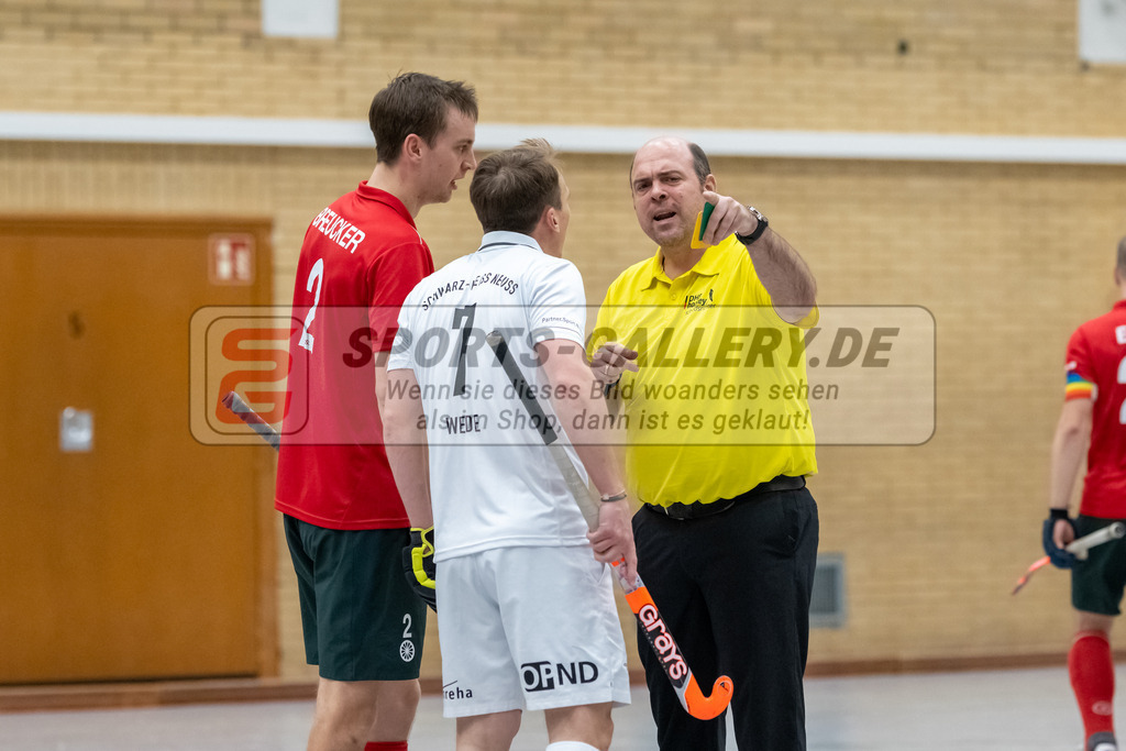 SFE_20230115_0181 | 1. Bundesliga Hockey Herren Schwarz-Weiss Neuss - Crefelder HTC am 15.01.2023 in  (Sporthalle Jahnerstrasse), Photo: Stephan Fehrmann 2022 (Sports-Gallery),Schiedsrichter ,Philipp-Alexander Weide ( Schwarz-Weiss Neuss #7 ) ,Breucker Julius ( Crefelder HTC #2 )