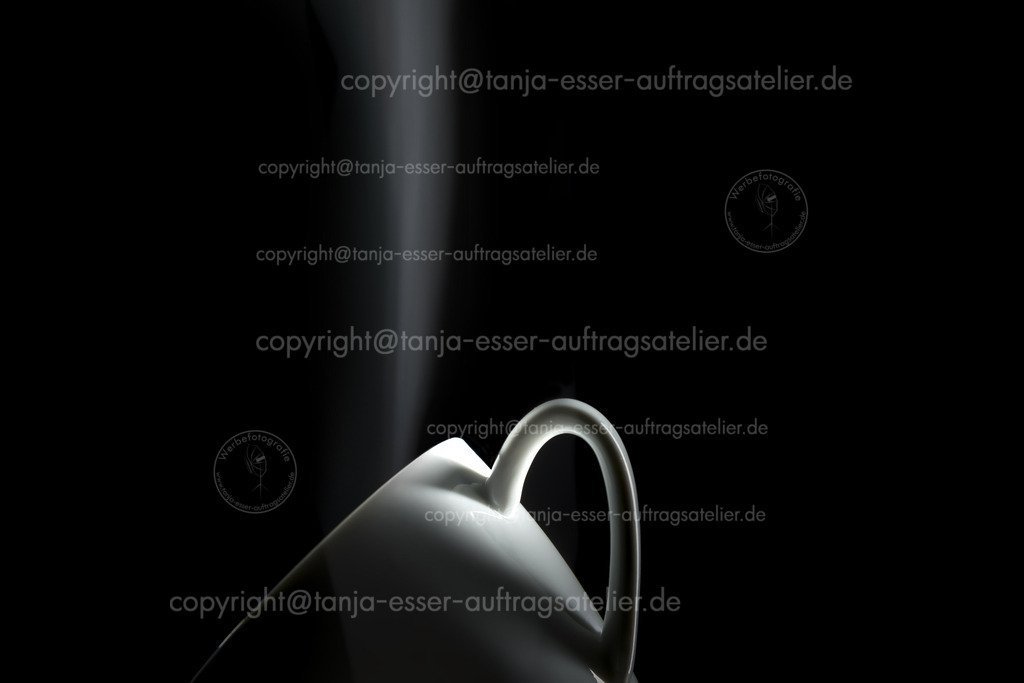 White coffee cup with hot contents light and shadow | Weiße Kaffeetasse mit heißem Inhalt Licht und Schatten. Fotografie Kunst.