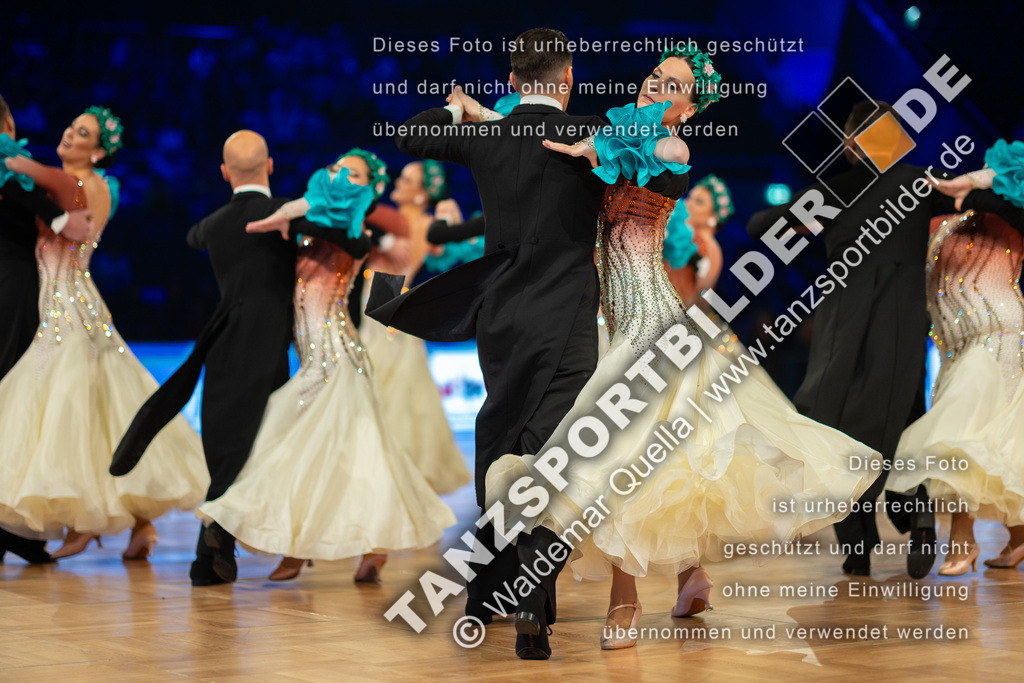 20251206-03095 | Hier finden Sie Tanz Bilder vom Latein und Standard Formationen tanzen. Sportbilder vom Tanzsport. Schöne Fotos und von Weltmeisterschaft, Europameisterschaft, Bundesliga, Regionalliga, Oberliga und Landesliga sowie von GOC Stuttgart, DanceComp, WM Bremen