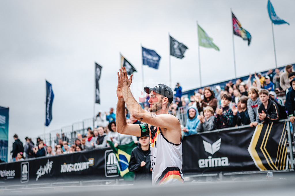 Beachvolleyball | Männer | Queen and King of the Court | Hamburg | 02.06.2024 | Clemens Wickler läuft in die Arena ein