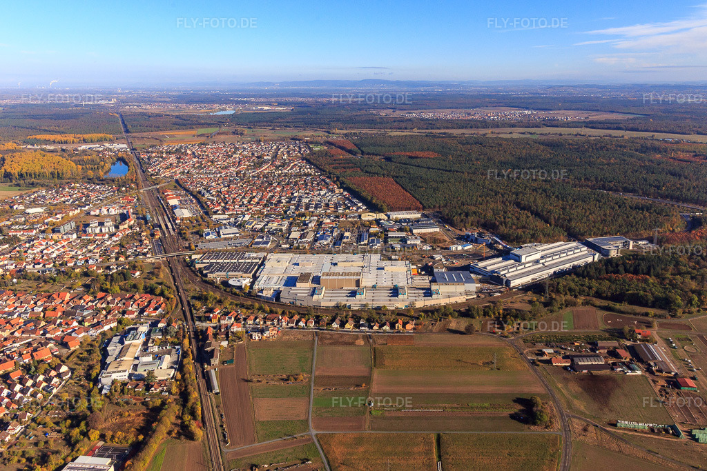 Luftbild: SEW-EURODRIVE GmbH & Co KG im Ortsteil Graben in Graben-Neudorf im Bundesland Baden-Württemberg in Deutschland. Foto: IMG_112216.jpg vom 02.11.2018 durch Werner Riehm/FLY-FOTO.deWWW.SEW-EURODRIVE.DE