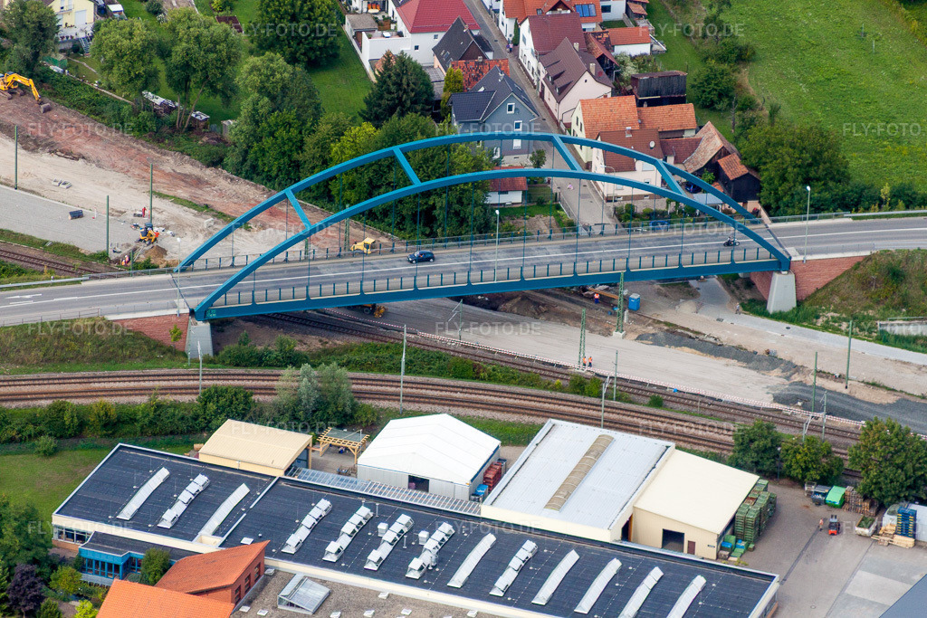 Luftbild: Neubau des Eisenbahn- Brückenbauwerk zur Streckenführung der Hans-Martin-Schleyer-Straße über die Bahn- Gleise in Wörth am Rhein im Bundesland Rheinland-Pfalz in Deutschland. Foto: IMG_31171.jpg vom 09.08.2010 durch Werner Riehm/FLY-FOTO.de