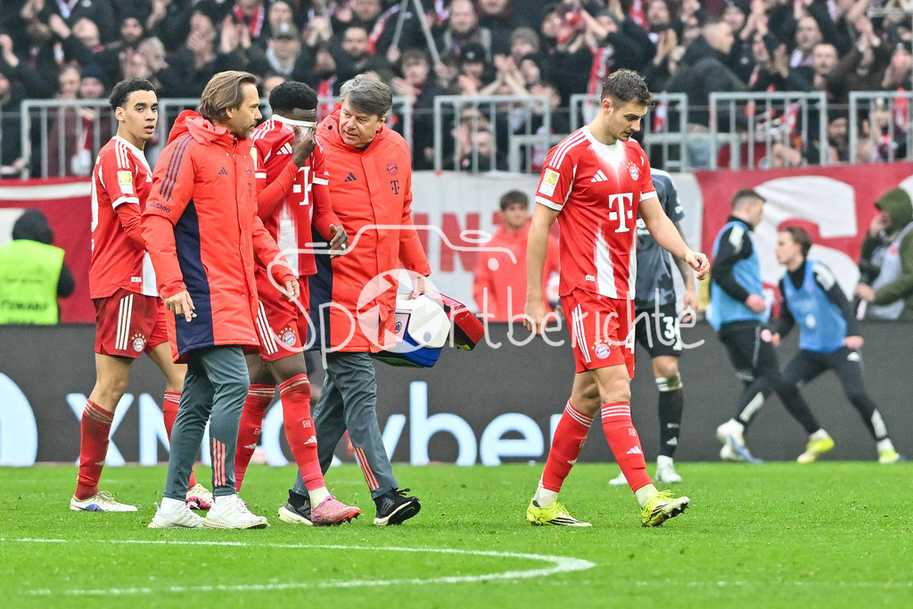 FC Bayern München - Eintracht Frankfurt | MUNICH, GERMANY - 21. FEBRUARY: der verletzte Alphonso DAVIES (FC Bayern Munich 19) muss ausgewechselt werden / Traurig während dem Bundesligamatch zwischen dem FC Bayern München und der SG Eintracht Frankfurt am 23. Spieltag in der Allianz Arena / DFL REGULATIONS PROHIBIT ANY USE OF PHOTOGRAPHS AS IMAGE SEQUENCES AND/OR QUASI-VIDEO