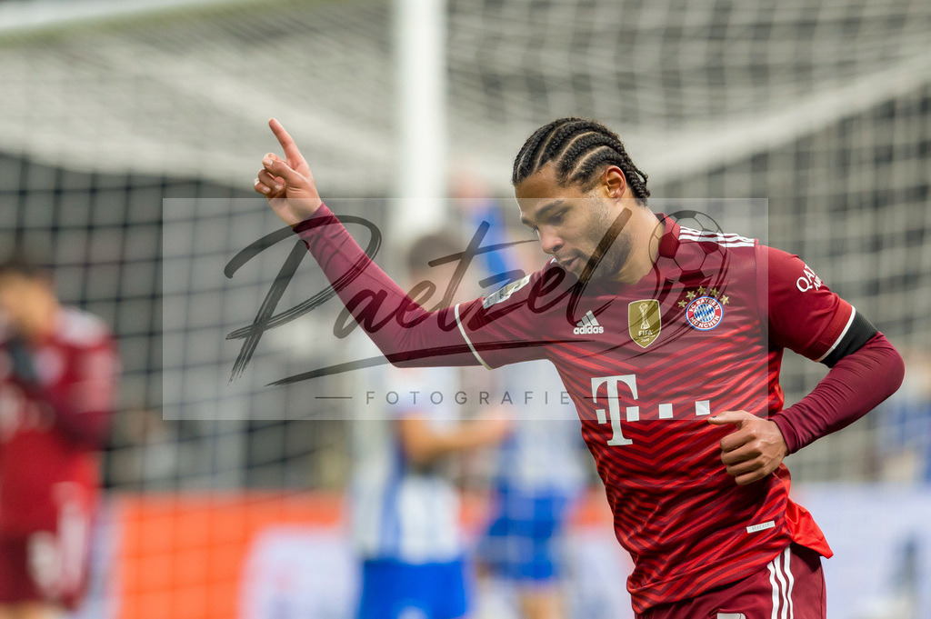 BSCFCB20220123_118 | Fussball, Herren: Serge Gnabry (FC Bayern Muenchen) Torjubel, jubelt nach seinem Treffer zum 0:4 bei dem Spiel der 1. Bundesliga zwischen Hertha BSC und FC Bayern Muenchen im Olypiastadion am 23.01.2022 in Berlin, Deutschland.DFB / DFL REGULATIONS PROHIBIT ANY USE OF PHOTOGRAPHS AS IMAGE SEQUENCES AND/OR QUASI-VIDEO. - Realisiert mit Pictrs.com