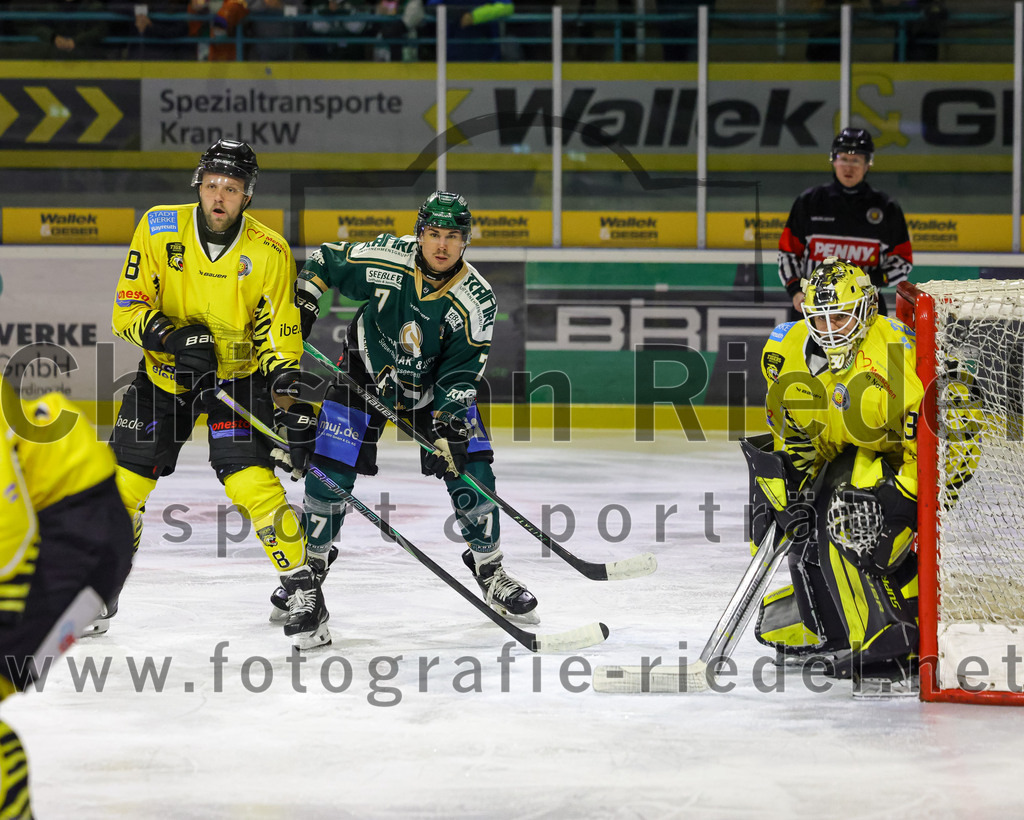 2025-12-28_054_TSV_Erding_gegen_onesto_Tigers_Bayreuth | Erding, Deutschland, 28.12.2025:Eishockey, Oberliga Süd 2025 / 2026, 31. Spieltag, TSV Erding gegen onesto Tigers Bayreuth, Endergebnis: 6:5 n.V.Jan Pietsch (onesto Tigers Bayreuth, #8), Louis Trattner (Erding Gladiators, #7), Torwart Maximilian Meier (onesto Tigers Bayreuth, #30)Foto: Christian Riedel / fotografie-riedel.net