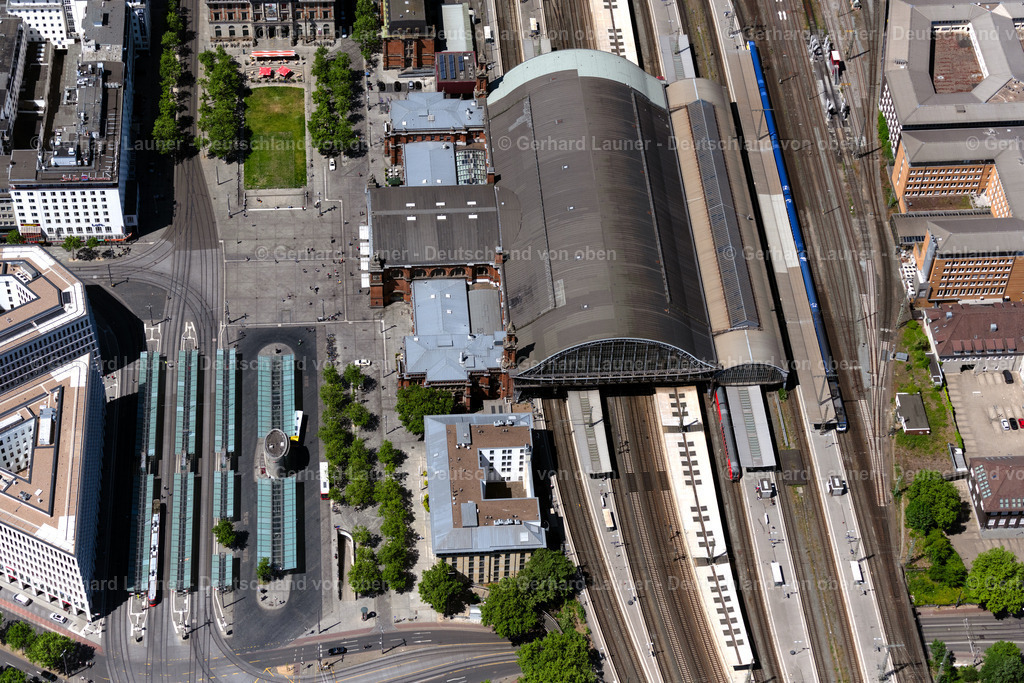 4029245 | BREMEN 01.06.2020 Gleisverlauf und Gebäude des Hauptbahnhofes der Deutschen Bahn in Bremen, Deutschland. Weiterführende Informationen bei: AUG. PRIEN Bauunternehmung (GmbH &amp; Co. KG),  DB Netz AG,  Deutsche Bahn AG,  Hoßfeld und Martens Beratende Ingenieure VBI Ingenieurbüro für Bauwesen GmbH. // Track progress and building of the main station of the railway in Bremen, Germany. Further information at: AUG. PRIEN Bauunternehmung (GmbH &amp; Co. KG),  DB Netz AG,  Deutsche Bahn AG,  Hossfeld und Martens Beratende Ingenieure VBI Ingenieurbuero fuer Bauwesen GmbH. Foto: Gerhard Launer