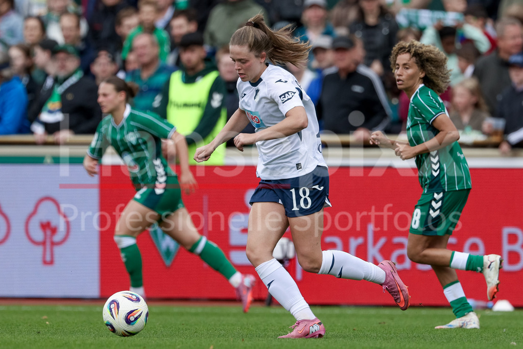 Fussball, Google Pixel Frauen-Bundesliga, SV Werder Bremen - TSG 1899 Hoffenheim | Valesca Ampoorter (TSG 1899 Hoffenheim, 18) am Ball, Einzelbild, Ganzkörper, Aktion, Action, Spielszene, DIE DFB-RICHTLINIEN UNTERSAGEN JEGLICHE NUTZUNG VON FOTOS ALS SEQUENZBILDER UND/ODER VIDEOÄHNLICHE FOTOSTRECKEN. DFB REGULATIONS PROHIBIT ANY USE OF PHOTOGRAPHS AS IMAGE SEQUENCES AND/OR QUASI-VIDEO.