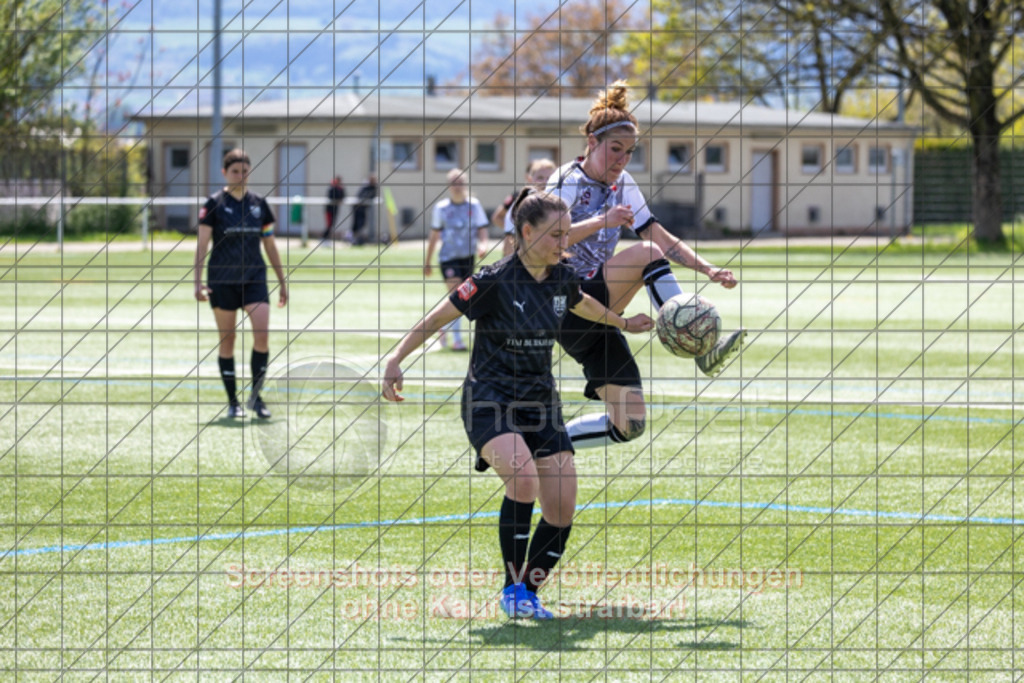 20250427_123056_0515 | #,1.Göppinger SV (weiß) vs. TSV Ruppertshofen (schwarz), Fußball, Frauen-Regionenliga 3 - Bezirk WfV, 21. Spieltag, Saison 2024/2025, Kunstrasenplatz Nord, Hohenstaufenstr. 116, 73033 Göppingen, 27.04.2025 - 11:00 Uhr,Foto: PhotoPeet-Sportfotografie/Peter Harich
