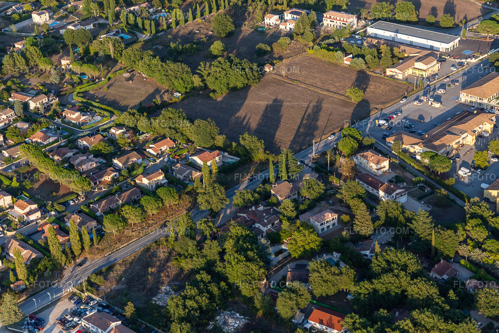 Aerial view: View of the town in Montauroux in the state Var, France. – Photo: IMG_129555.jpg taken on 09/18/2021 by Werner Riehm/FLY-FOTO.com – Resolution of the original: 5472 x 3648 px