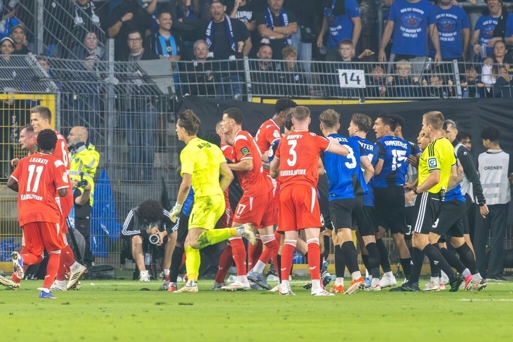 Fußball DFB-Pokal 2026/27, 1. Runde: Waldhof Mannheim gegen 1. FC Kaiserslautern | Fußball DFB-Pokal 2026/27, 1. Runde: Waldhof Mannheim gegen 1. FC Kaiserslautern***Hitzige Rudelbildung zwischen den Spielern beider Mannschaften nach dem Ende der regulären Spielzeit - Realisiert mit Pictrs.com