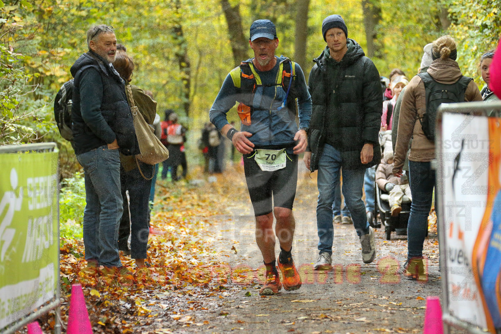 251026_1311_EX1_2757 | Sportfotografie im Rhein-Sieg Kreis, Köln, Bonn, NRW, Rheinland Pfalz, Hessen, etc. Unser Tätigkeitsfeld umfasst den Laufsport vom Volkslauf über den Marathon, Duathlon, Triathon bis zum Ultralauf wie Kölnpfad Ultra oder Schindertrail.